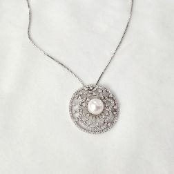 Collana con Ciondolo Tondo motivo floreale con Perla Akoya e Diamanti