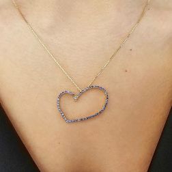 Collana LOVE 54 Zaffiri Blu in Oro Giallo foto indossata