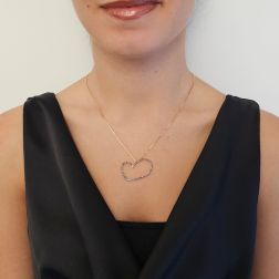 Collana LOVE 54 Zaffiri Blu in Oro Giallo foto indossata