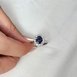 Anello Kate con Zaffiro Blu 6x8mm e 12 Diamanti