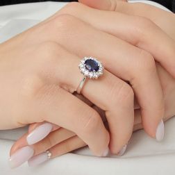 Anello Kate con Zaffiro Blu 6x8mm e 12 Diamanti foto indossata