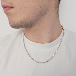 Collana a catena tubolare in oro bianco 50cm foto indossata