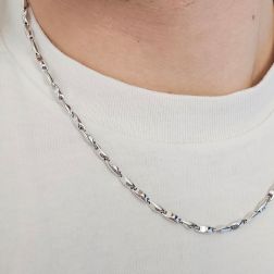 Collana a catena tubolare in oro bianco 50cm foto indossata