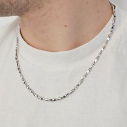 Collana a catena tubolare in oro bianco 50cm foto indossata