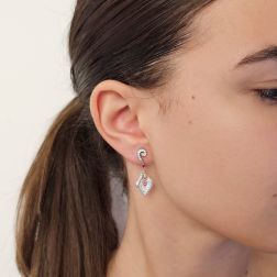 Orecchini Lily in Oro Bianco e Rosa con Diamanti e Rubini foto indossata