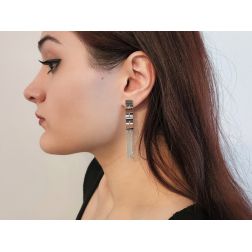 Orecchini Pendenti Quadrati più Fili in Oro Bianco foto indossata