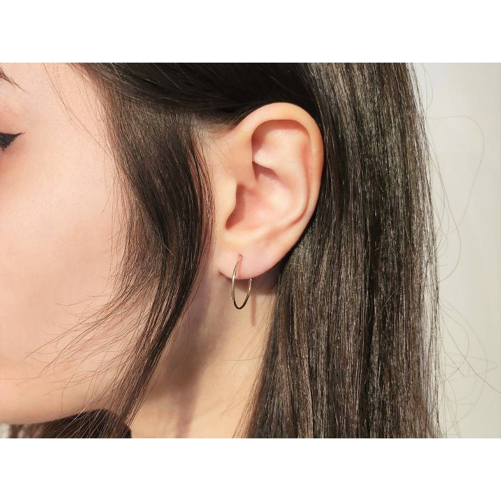 Photo of worn Hoops circles 1.80cm x 0.90mm/1mm in Yellow Gold