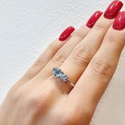 Anello Trilogy Scalare Acquamarina in Oro Bianco foto indossata