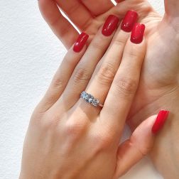 Anello Trilogy Scalare Acquamarina in Oro Bianco foto indossata