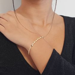 Bracciale Rigido aperto con palline e Rombi tridimensionali in Oro Giallo foto indossata