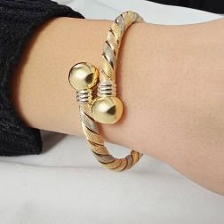 Bracciale Rigido aperto 2 Sfere Contrariè Torchon Godronato 3 colori dell'Oro foto indossata