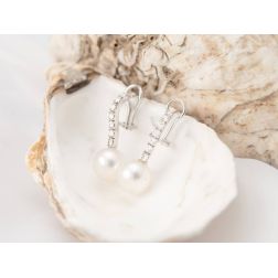Tennis-style earrings with 14 diamonds and Australian pearls