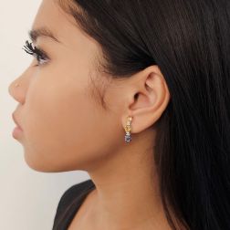 Orecchini Trilogy Zaffiri colorati Mandarino, Giallo, Blu e Diamanti foto indossata