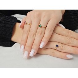 Anelli Solitari con Zaffiro Blu, Smeraldo e Rubino Ovale e 8 Diamanti foto indossata