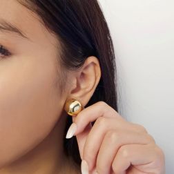 Orecchini Semisfera a Lobo super leggeri in Oro Giallo foto indossata