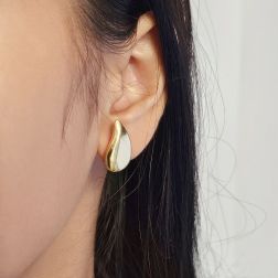 Orecchini Goccia a Lobo super leggeri in Oro Giallo foto indossata