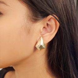 Orecchini Prisma a Lobo super leggeri in Oro Giallo foto indossata