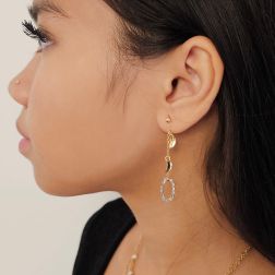 Orecchini Pendenti Petali e Fiore in Oro Giallo e Bianco foto indossata