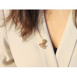 Ciondolo Spilla Polpo Zaffiri multicolor foto indossata