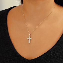 Croce in Oro Bianco con Zirconi effetto Pavé foto indossata