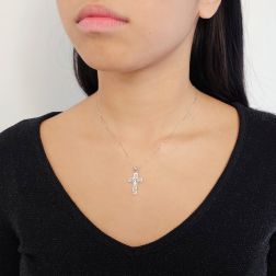 Croce Diamantata con Cristo in Oro Bianco foto indossata