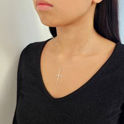 Croce Lucida Ondulata in Oro Bianco con Zirconi foto indossata