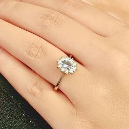 Anello Kate con Acquamarina 6x4mm e 10 Diamanti foto indossata
