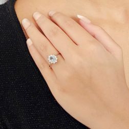 Anello Kate con Acquamarina 6x4mm e 10 Diamanti foto indossata