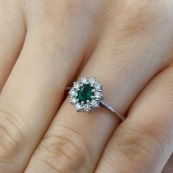 Anello Solitario Smeraldo Ovale 5x4mm e 10 Diamanti foto indossata