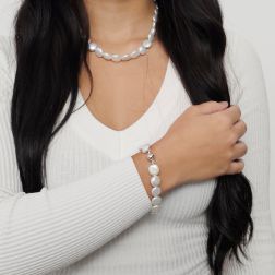 Bracciale Perle Bianche a bottone chiusura sfera Oro Bianco foto indossata