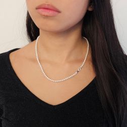 Collana Perle Fresh Water chiusura Goccina in Oro Bianco e Diamanti foto indossata