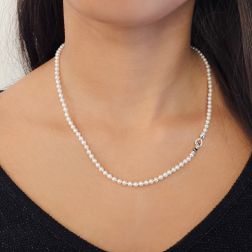 Collana Perle Fresh Water chiusura Goccina in Oro Bianco e Diamanti foto indossata