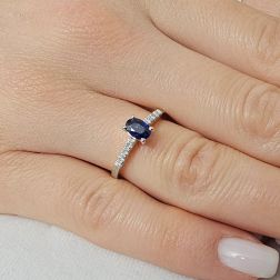 Anello Solitario Zaffiro Blu Ovale e 8 Diamanti in Oro Bianco foto indossata