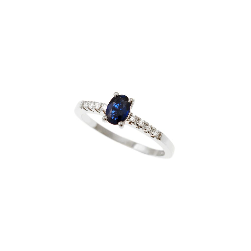 Oval Blue Sapphire Solitaire Ring with 8 Diamonds in White Gold