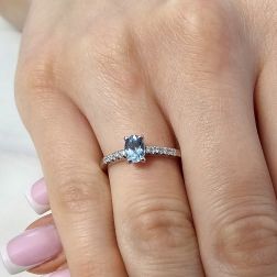 Anello Solitario Acquamarina Ovale e 8 Diamanti in Oro Bianco foto indossata