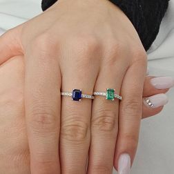 Anello Solitario Zaffiro Blu Ottagonale e 8 Diamanti in Oro Bianco foto indossata