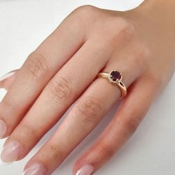 Anello Solitario tondo con Rodolite e 18 Diamanti Oro Rosa foto indossata