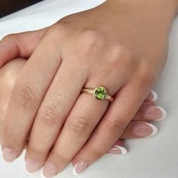 Round Solitaire Ring with Peridot and 18 Diamonds in Rose Gold photo worn