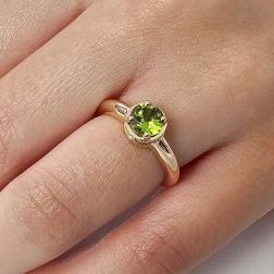 Anello Solitario tondo con Peridoto e 18 Diamanti Oro Rosa foto indossata