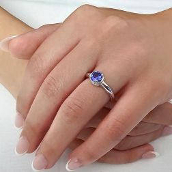 Anello Solitario tondo con Tanzanite e 18 Diamanti Oro Bianco foto indossata