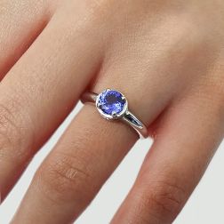 Round Solitaire Ring with Tanzanite and 18 Diamonds White Gold photo worn