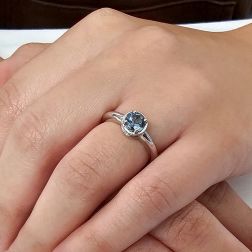 Anello Solitario tondo con Acquamarina e 18 Diamanti Oro Bianco foto indossata