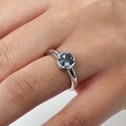 Anello Solitario tondo con Acquamarina e 18 Diamanti Oro Bianco foto indossata