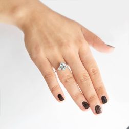 Anello Solitario con Acquamarina 10mmx8mm e Diamanti foto indossata