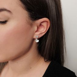 Orecchini Pendenti Cuori con Zirconi su oro bianco indossati