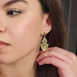 Orecchini stile Etrusco pendenti traforati oro giallo indossati