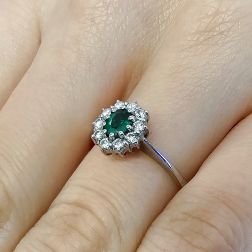 Anello Solitario Smeraldo Ovale 5x4mm e 10 Diamanti foto indossata