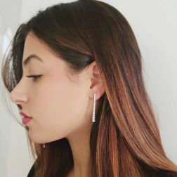 Orecchini Tennis Scalare 4cm con 30 Diamanti foto indossata