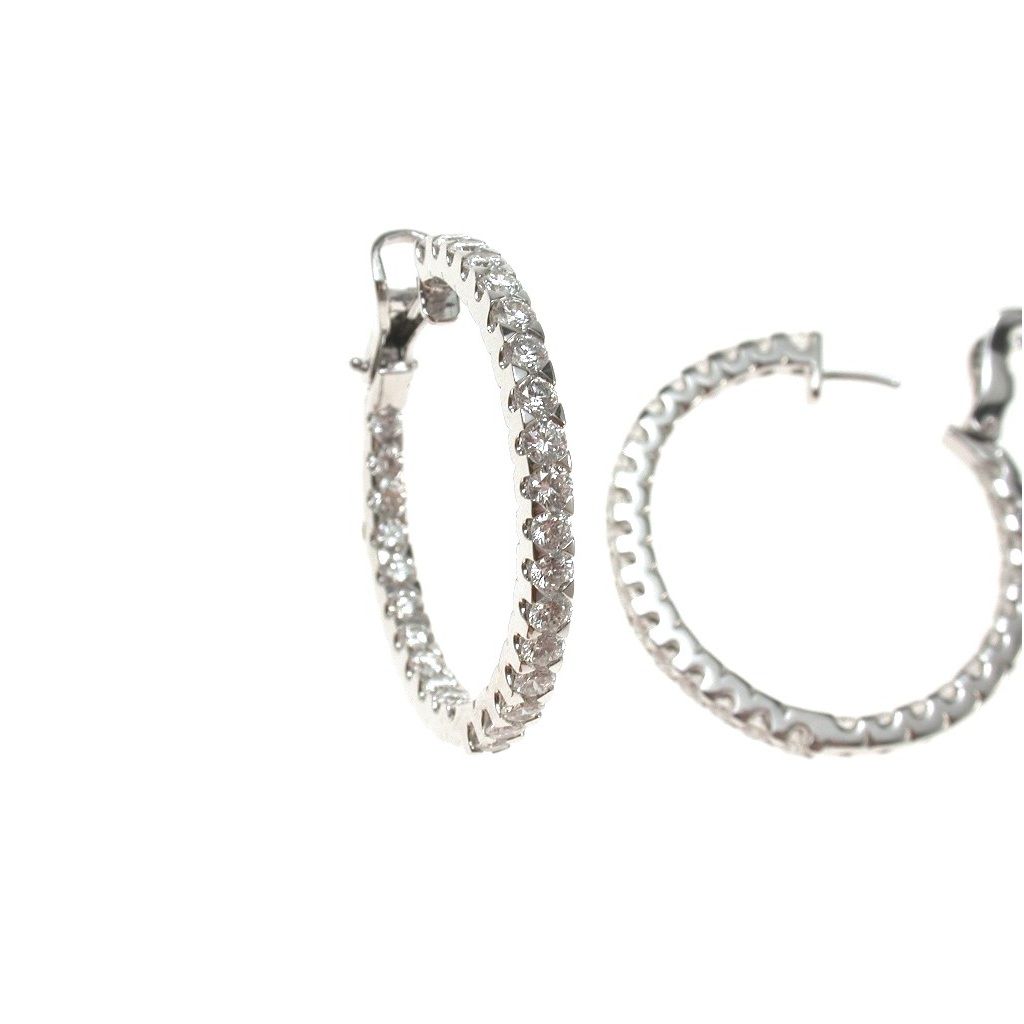 Hoops with 58 diamonds 5.36ct clip closure in white gold