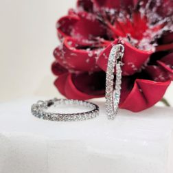 Hoops with 58 diamonds 5.36ct clip closure in white gold